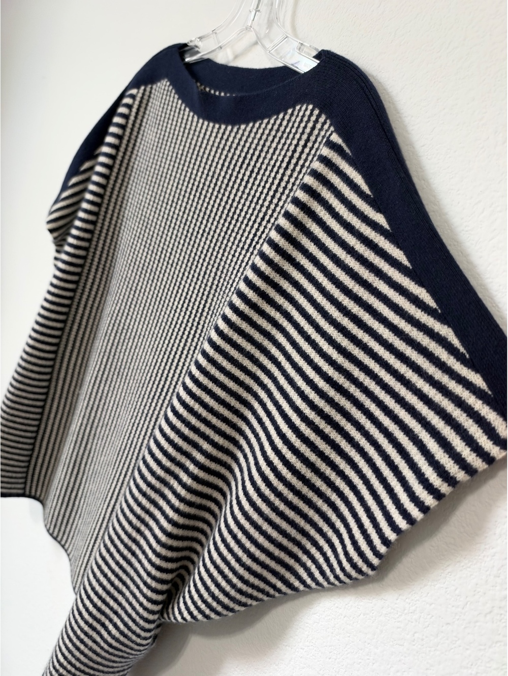 Club Monaco 100% Cashmere Striped Blue/White Short Sleeve Poncho Sweater Size S - Picture 4 of 7